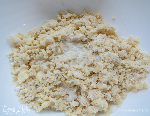 В получившуюся мучную маслянистую крошку вливаем молоко, чтобы тесто схватилось. Тщательно вымешиваем. Тесто для американского тыквенного пирога готово.