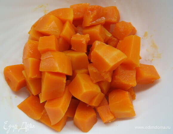 Готовим тыквенную начинку для пирога. Тыкву моем, очищаем от кожуры и отвариваем до мягкости (я варила на пару в пароварке, но можно просто сварить в воде или запечь в духовке). Чтобы начинка для американского пирога получилась более плотной и имела насыщенный вкус, тыкву лучше не варить, а запекать. Крупно нарежьте мякоть, разложите на противне и отправьте в духовку, нагретую до 180°С, на 15 минут.