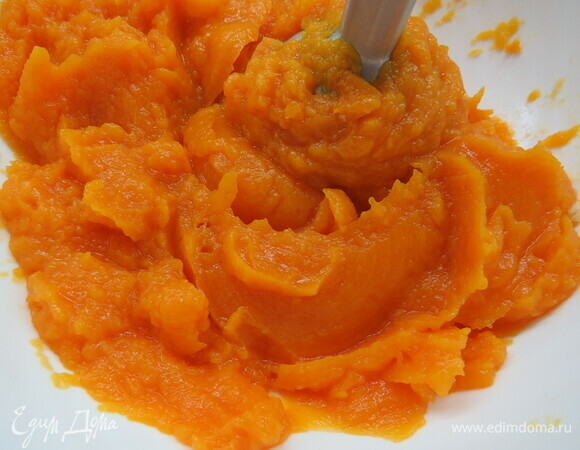 Пробить отваренную тыкву блендером до однородности или протереть через сито. Отмеряем 400 г тыквенного пюре. Чтобы получилось 400 г готового пюре, нужно 600–650 г сырой тыквы.