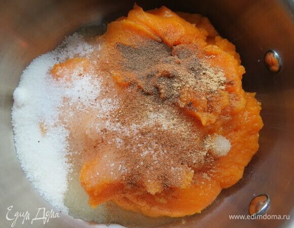 В пюре добавляем коричневый сахар (у меня обычный), все специи (корицу, имбирь, гвоздику, мускатный орех). Ставим пюре со специями на средний огонь и варим минут 5, постоянно помешивая.