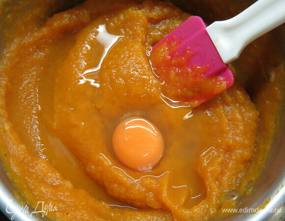 Снимаем тыквенную массу с огня. Перемешиваем и даем немного остыть. Затем добавляем три яйца по одному. После каждого массу тщательно перемешиваем.