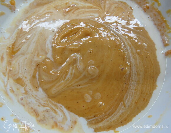 Медленно вливаем 200 мл жирных сливок. Перемешиваем венчиком или миксером тыквенную массу до однородности. Начинка для американского пирога готова.