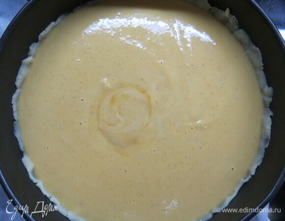 Достаем заготовку с холодным тестом. Сверху выливаем тыквенную начинку и ставим в разогретую до 180°C духовку примерно на 1 час.