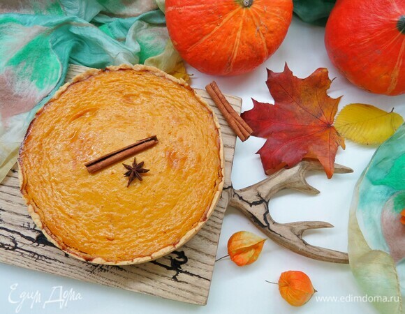 Все духовки разные, у меня пирог готовился 1 час 15 минут. Готовность можно определить следующим образом. Воткните нож в центр тыквенного пирога и сразу достаньте. Если нож сухой, ваш пирог готов!