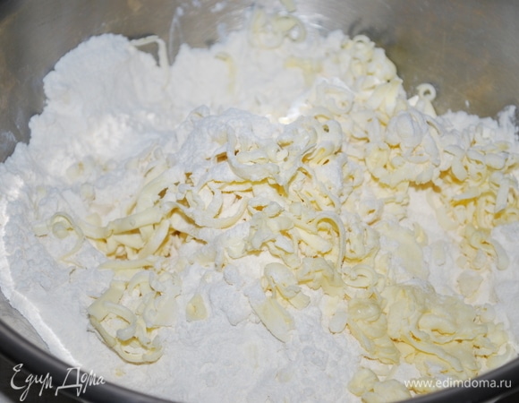 Муку соедините с маслом и руками разотрите в крошку. Добавьте соль и сахар.