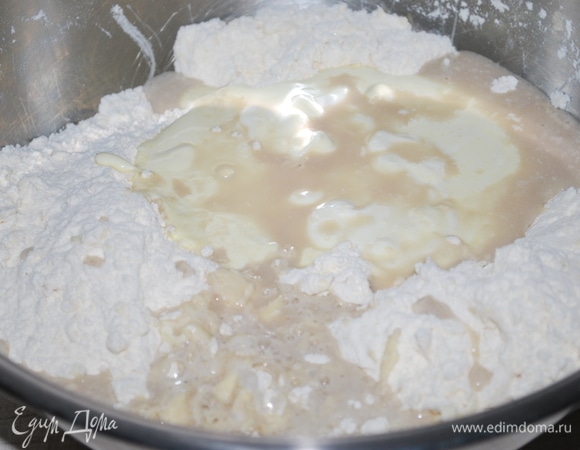 В теплую воду добавьте сухие дрожжи и перемешайте. Сметану перемешайте с одним куриным желтком. К муке с маслом добавьте жидкие продукты.