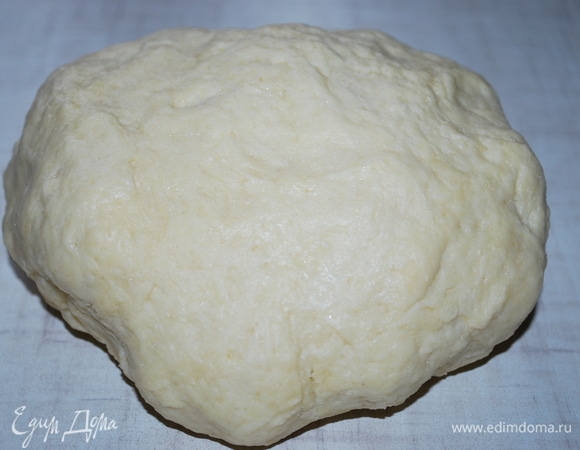 Замесите тесто и уберите его в холодильник на 2 часа. Тесто долго вымешивать не надо.