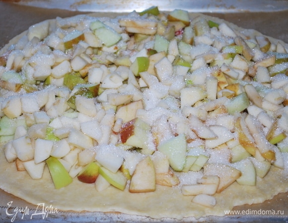 Яблоки очистите от семян и нарежьте ломтиками. Посыпьте сахаром по своему вкусу. Сформируйте пирог.