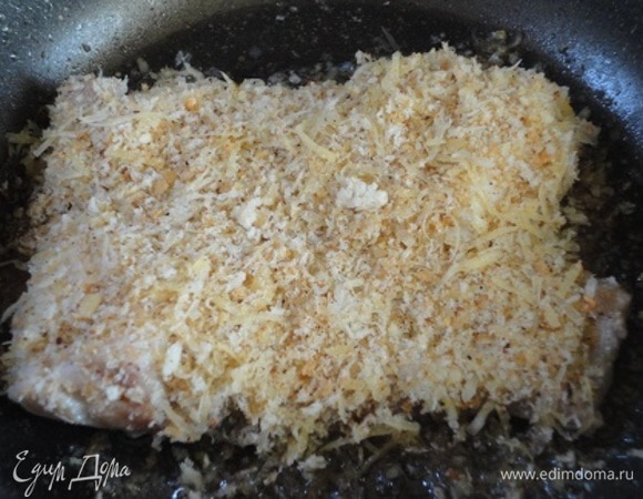 Масло хорошо разогрейте в сковороде, которую потом можно будет поставить в духовку. Рыбу промакните бумажным полотенцем и обжарьте с двух сторон до легкой румяной корочки. Полностью покройте рыбу массой для хлебной корочки, прижимая посыпку руками.