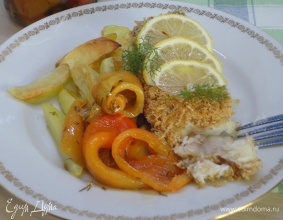 Запекайте в духовке 10–15 минут при 200°C. Подавайте рыбу с запеченными овощами или картофелем. Я открыла еще и баночку запеченного перца с маслом.