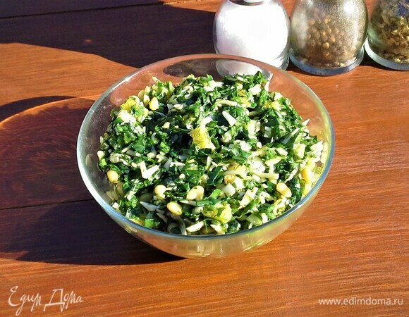 Пока мы занимались подготовкой, кальмары уже замариновались. В каждую тушку кладем начинку, отверстия скрепляем зубочистками.