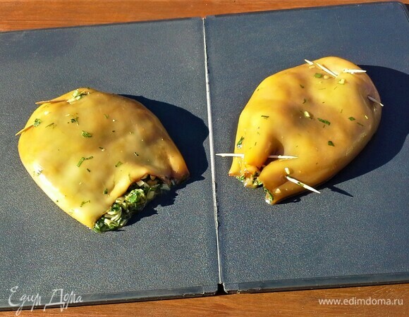 Не набивайте кальмары очень плотно, так как при жарке они уменьшаются в объеме.