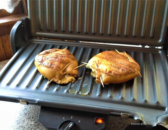 Я буду готовить в гриль-прессе. Антипригарные панели слегка смазываем оливковым маслом и выкладываем на них кальмары. Я жарила на позиции №3 всего три минуты. Здесь долго нельзя! Появились полосочки — значит, готово!