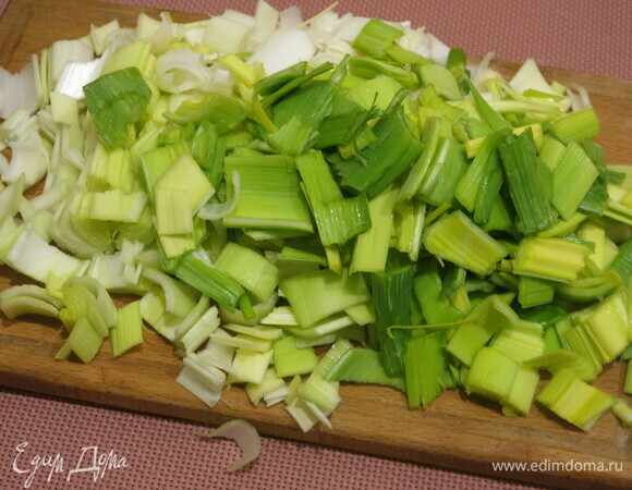 Нарезаем порей.
