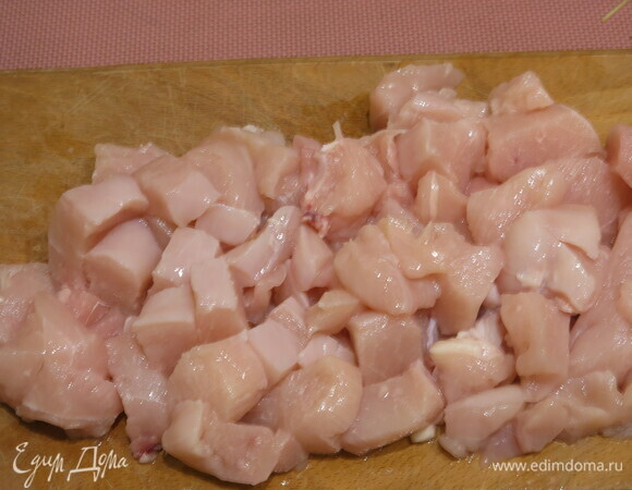 Нарезаем грудку (филе).