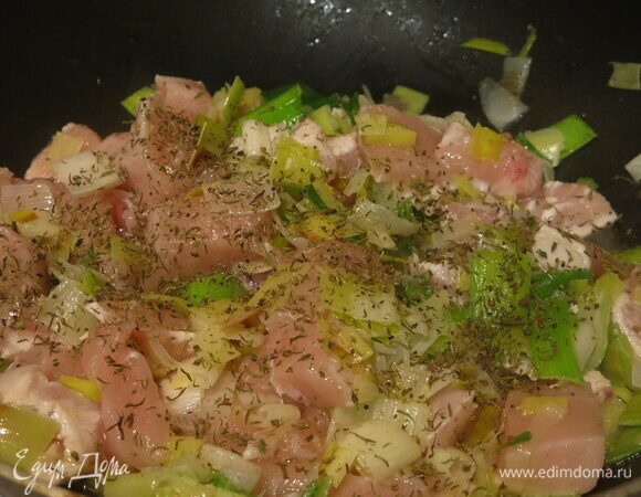 Жарим курицу и лук на растительном масле, посыпаем травами.