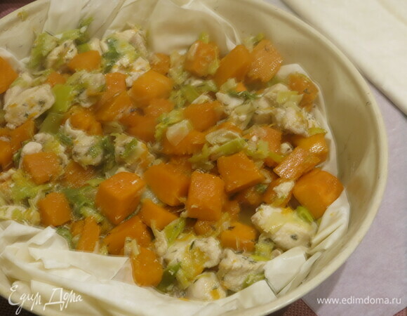 На тесто выкладываем 2/3 начинки.