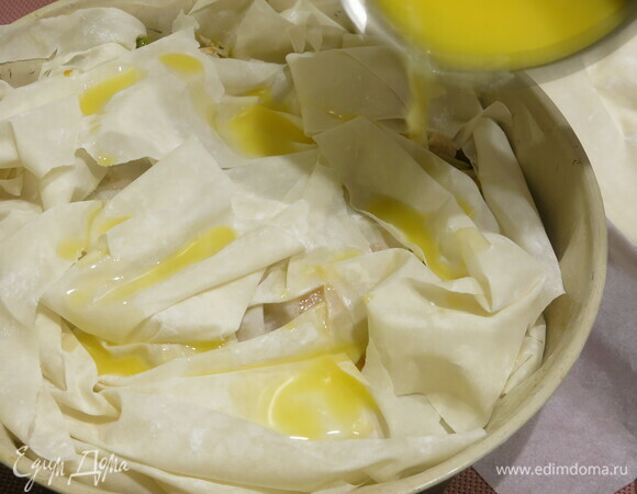 Закрываем листами фило, поливаем маслом.