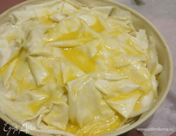 Закрываем все листами фило и поливаем взбитым яйцом.