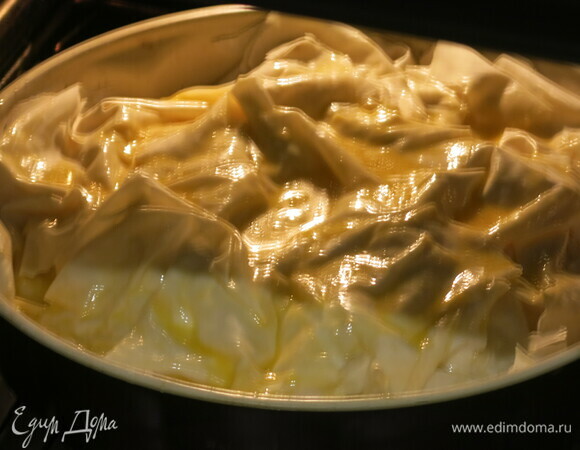 Нагреваем духовку до 220°C, ставим туда пирог, уменьшаем огонь до 180°C, выпекаем 20–30 минут.