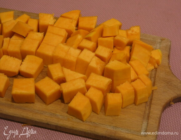 Нарезаем тыкву.