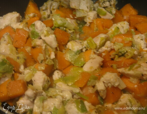 Добавляем тыкву к курице — получается живописная картина. Солим, перчим.