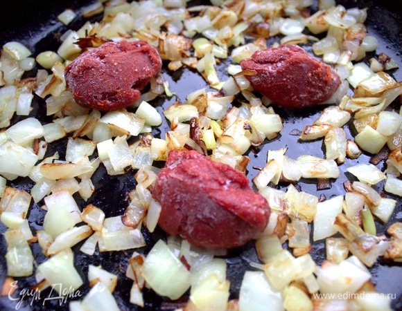 Репчатый лук обжарить, потом добавить томатную пасту. Я беру на базе банку итальянской пасты (1 кг) и потом замораживаю порционно.