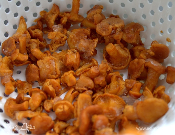 Лисички промываем. У меня замороженные.