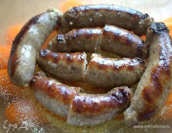 На дно переносим купаты, можно разрезать пополам.