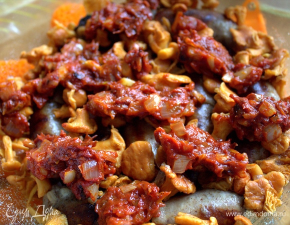 Переносим зажарку со сковороды.