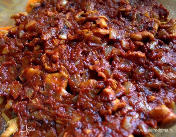 Сделать ложкой ровный слой.