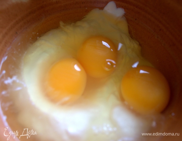 Для заливки смешать яйца, воду и сметану.
