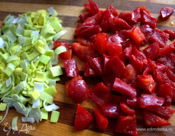 Нарезать болгарский перец. Этот из заморозки.