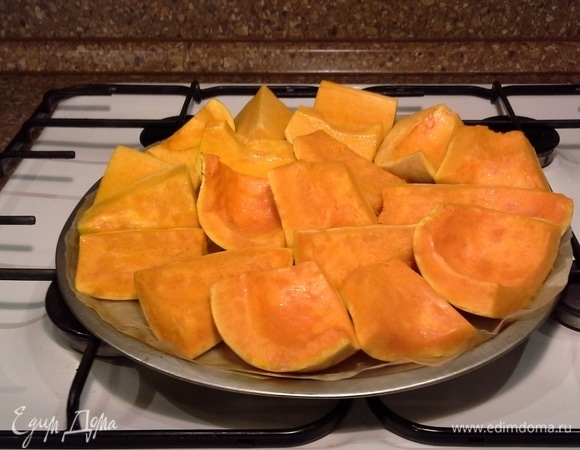 Тыкву вычистить, нарезать на крупные кусочки. Сбрызнуть растительным маслом и поставить в духовку, разогретую до 200°C. Запекать 30 минут.