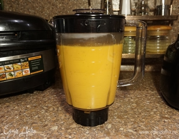 Готовую печеную тыкву очистить и отправить в блендер. Готовую заправку тоже отправить в блендер.