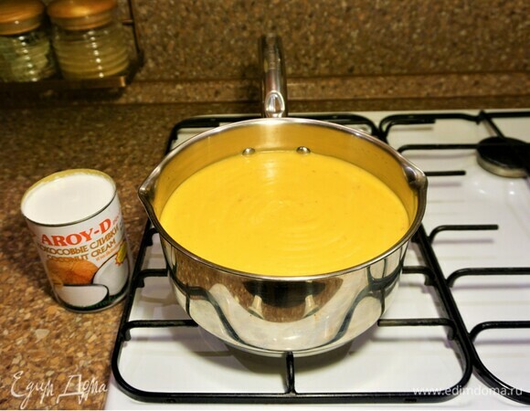 Готовое пюре отправить в кастрюлю и разбавить кокосовыми сливками. Довести до кипения. Суп-пюре готов!