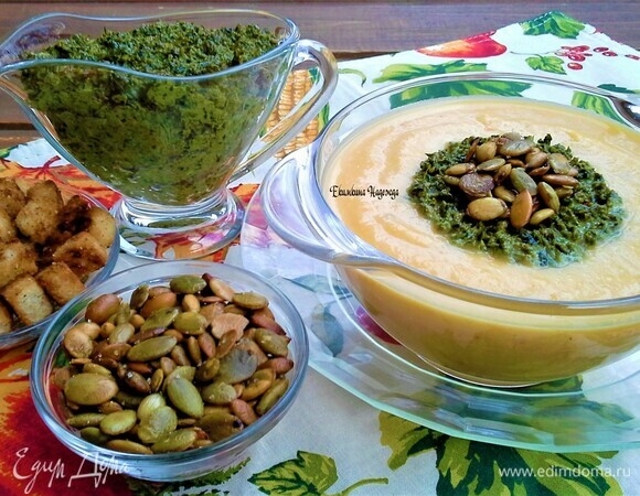 Еще одну горсть семечек обжарить на сковороде с солью. Гренки: белый хлеб нарезать на кубики, обжарить на сковороде с солью. Друзья, хочу предупредить вас — острый перец бывает разным. У меня оказался совсем не ядреный. Надо пробовать на свой вкус, чтобы не переборщить! Кушать подано, наслаждайтесь!