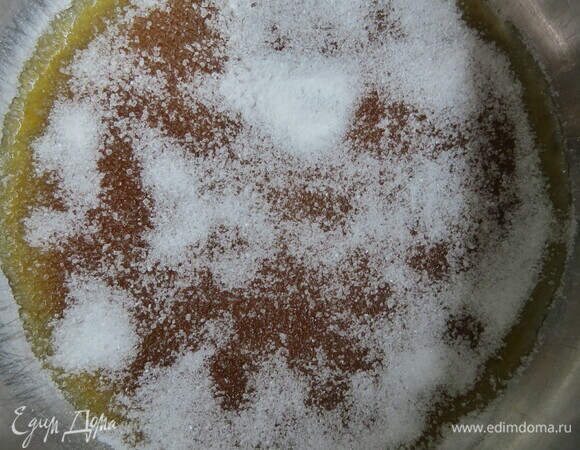 Готовим карамель. Сахар растопить в сотейнике с толстым дном и нагревать до янтарного цвета. Тем временем сливки довести до кипения.