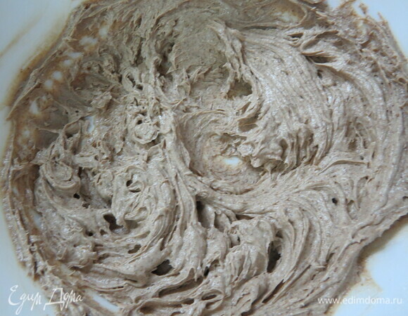 Готовим грушевый бисквит. Духовку разогреть до 180°C. Взбить сливочное масло комнатной температуры с сахаром (у меня пудра из сахара мусковадо) в чаше миксера при помощи насадки «весло».