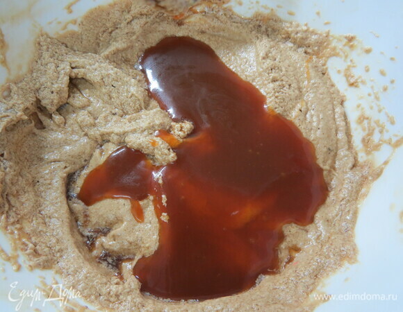 Поочередно добавить яйца, карамель, разрыхлитель, муку, миндальную муку и сливки.