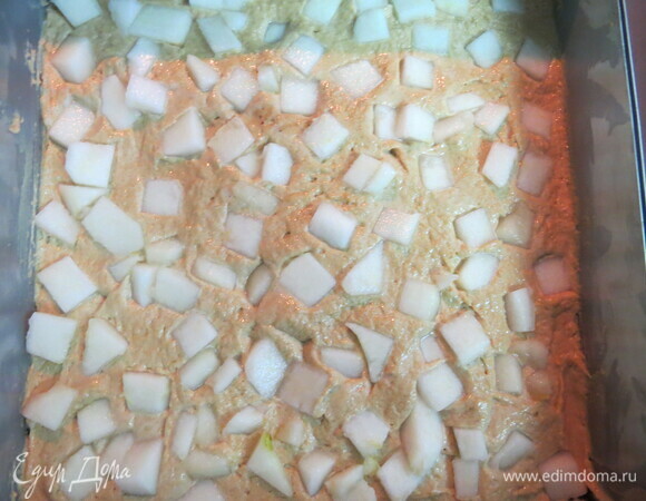 Распределить тесто по противню (высотой 1 см), посыпать грушей, нарезанной кубиками со стороной 5–7 мм, немного придавить их рукой. Выпекать примерно 15 минут.