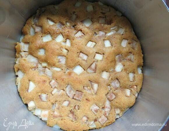 Готовность проверить на сухую зубочистку. Охладить на решетке. Подрезать бисквит под размер формы, в которой будете выпекать чизкейк, чтобы основа плотно прилегала к бортикам.