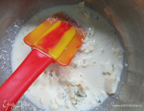 Готовим чизкейк. Духовку разогреть до 110°C. Горгонзолу (или любой другой сыр с голубой плесенью) нарезать маленькими кубиками, растворить в молоке на слабом огне, остудить и по желанию процедить через сито.