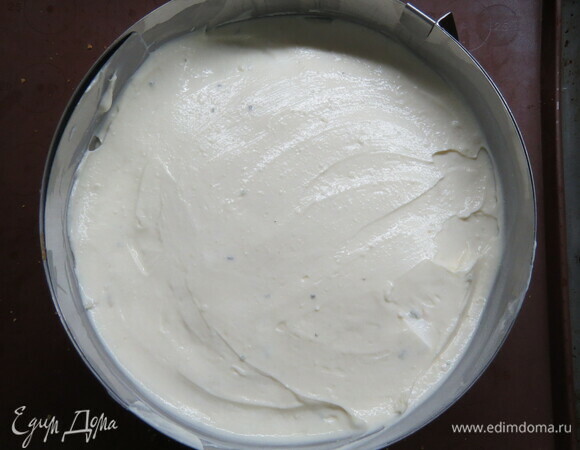 Вылить сырную начинку на основу и выпекать 100–120 минут. Чизкейк должен немного дрожать (как пудинг). Выключить духовку и дать чизкейку остыть, слегка приоткрыв дверцу. Потом охлаждать в холодильнике минимум 6 часов. Достать чизкейк из формы и переложить на подложку.