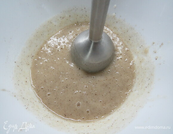 Для грушевого мусса залить желатин холодной водой. Пюре смешать с сахаром и подогреть до температуры 60°C, развести в нем желатин и охладить до 26°C. Также пюре можно сделать самим. Нужно потушить в сотейнике грушу до мягкости, пюрировать и протереть через сито.