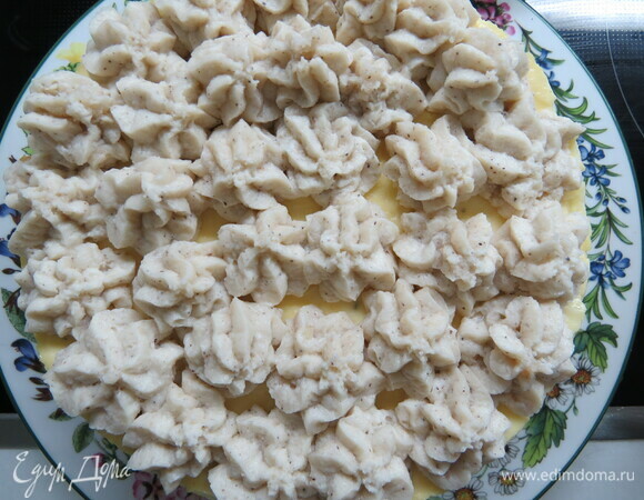 Аккуратно, движениями сверху вниз подмешать полувзбитые сливки в основную массу. Накрыть мусс пленкой в контакт и отправить в холодильник на 30–40 минут, чтобы он немного стабилизировался. Переложить его в мешок с круглой насадкой (у меня открытая звезда) и отсадить на охлажденный чизкейк.