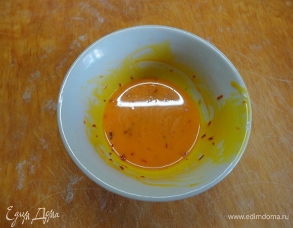 В чашке развести шафран в 1 ст. л. молока или воды. Подготовить форму для выпекания: если она у вас металлическая, то смазать ее маслом и посыпать мукой. Излишки муки стряхнуть. Силиконовую форму достаточно просто смазать сливочным маслом.