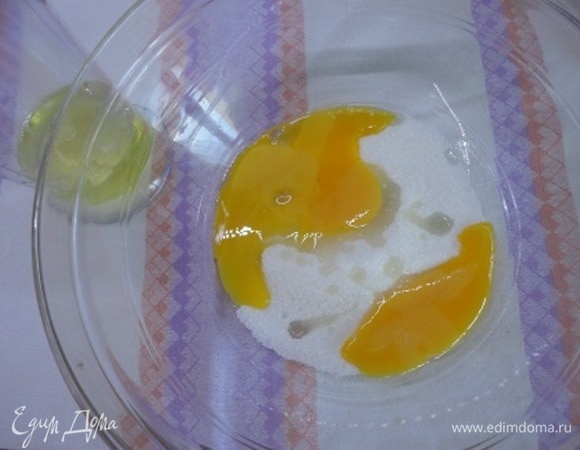 Желтки отделить от белков и взбить в пышную массу.