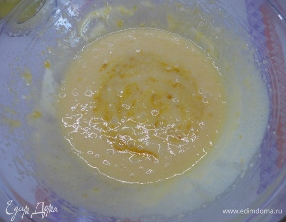 Добавить майонез, шафран и цедру. Перемешать. Соединить с сухими ингредиентами.