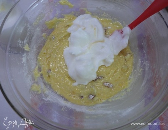 Белки взбить в крепкую пену и частями ввести в тесто.